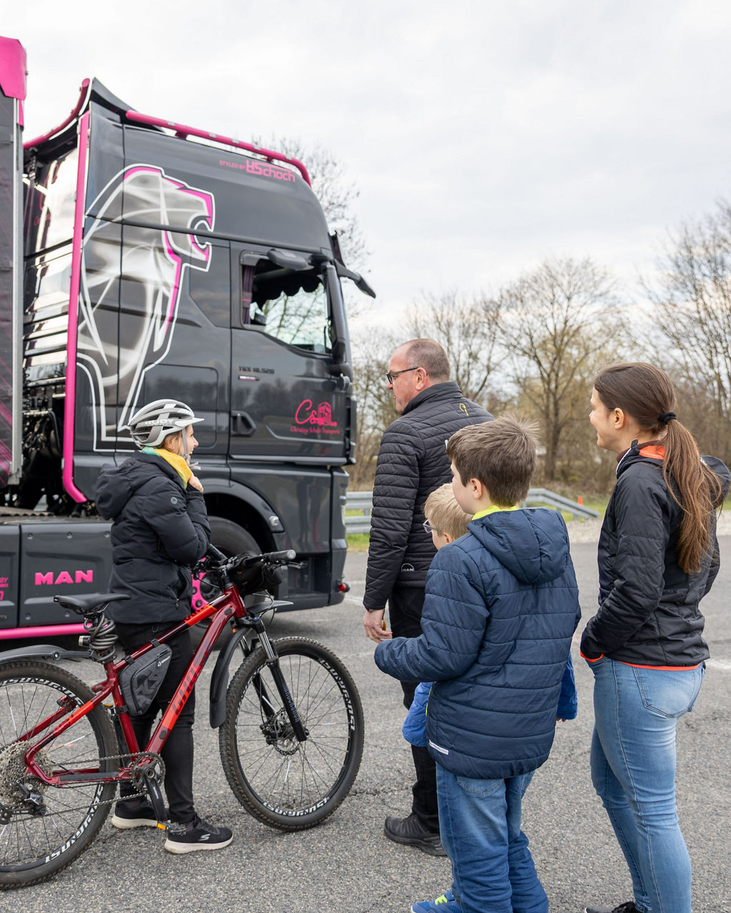 Der Unterschied wird klar: Wie sieht man Radfahrer und Fußgänger in herkömmlichen Lkw-Spiegel.